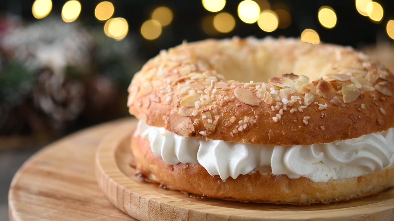Torta Tradizionale Roscon de Reyes con Frutta Candita e Zucchero