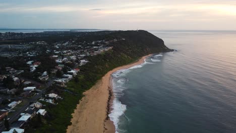 Drone-Disparó-Sobre-La-Ciudad-Costera-Rural-De-La-Mañana-Con-Casas-Y-Olas-Del-Océano-En-La-Playa-De-Arena-Forresters-Beach-Costa-Central-Nsw-Australia-3840x2160-4k