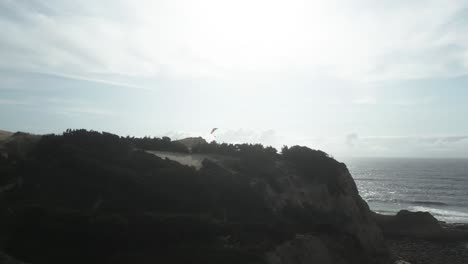 Paraglider-Paragliding-Over-Cape-Kiwanda-In-Oregon-Coast,-USA