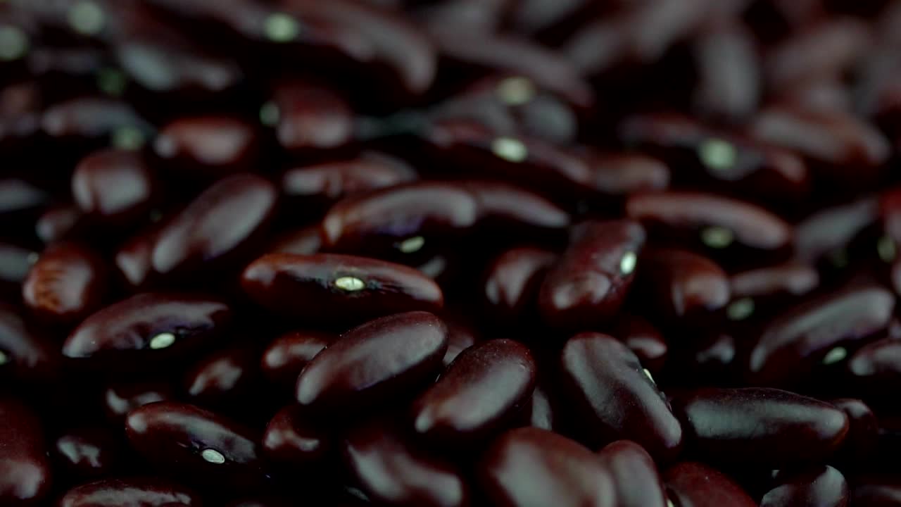 빨간 콩은 천천히 회전합니다.