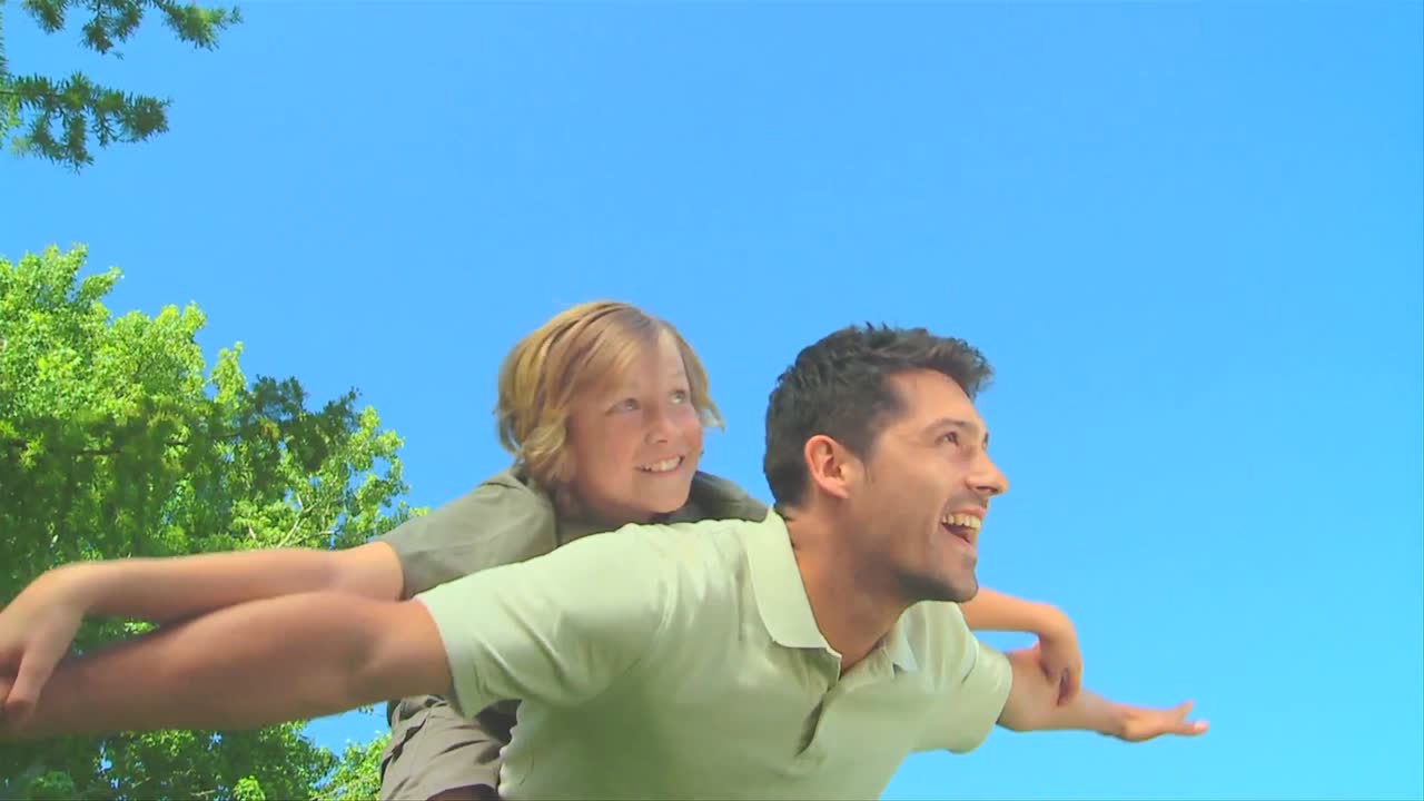 아버지 와 함께 놀고 있는 어린 소년