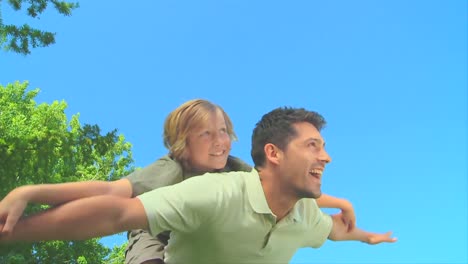 un niño jugando con su padre.