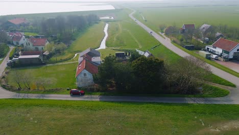 Casa-De-Pueblo-De-Giethoorn,-Carretera-Y-Coche.-Países-Bajos