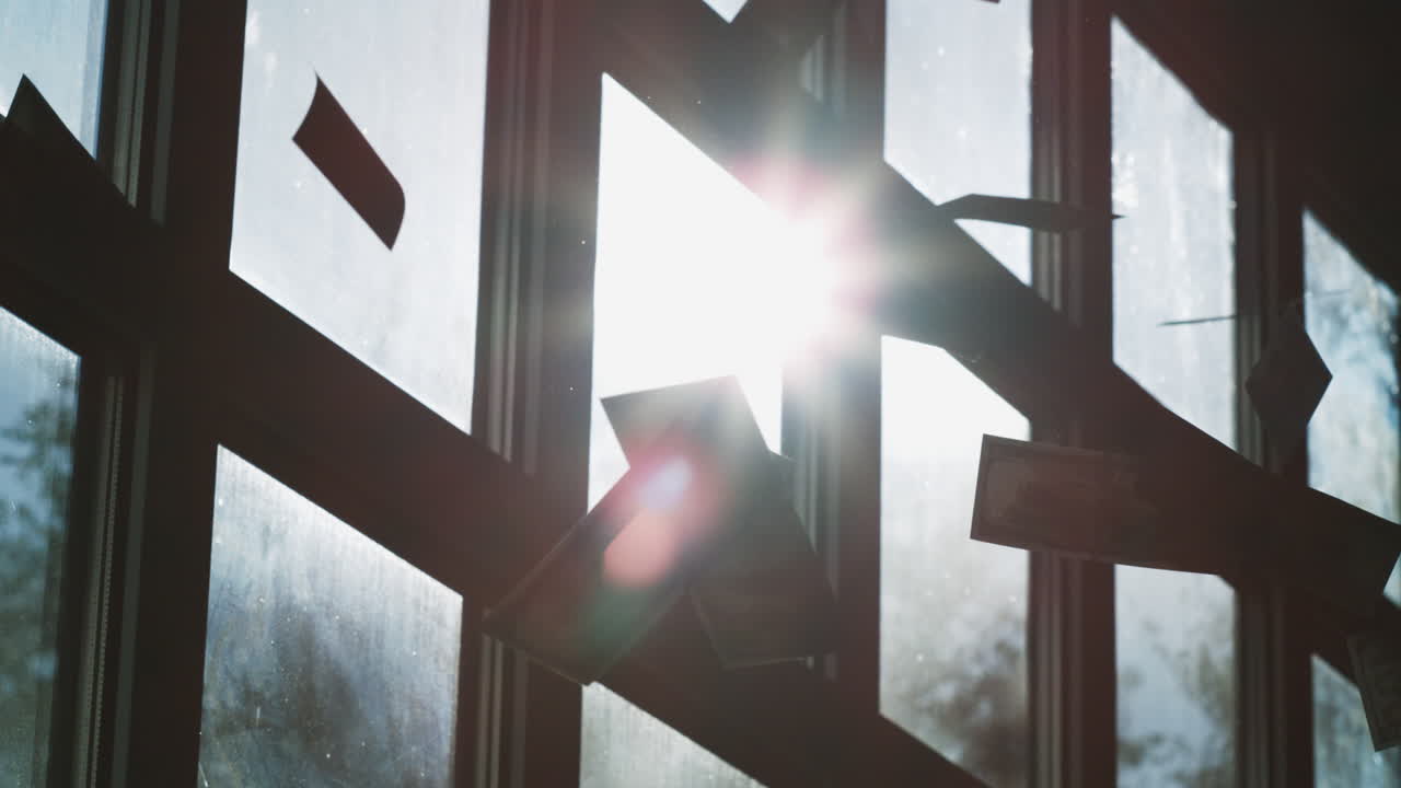 달러 지폐 를 들고 깨진 창문 을 통해 쳐다보는 빛