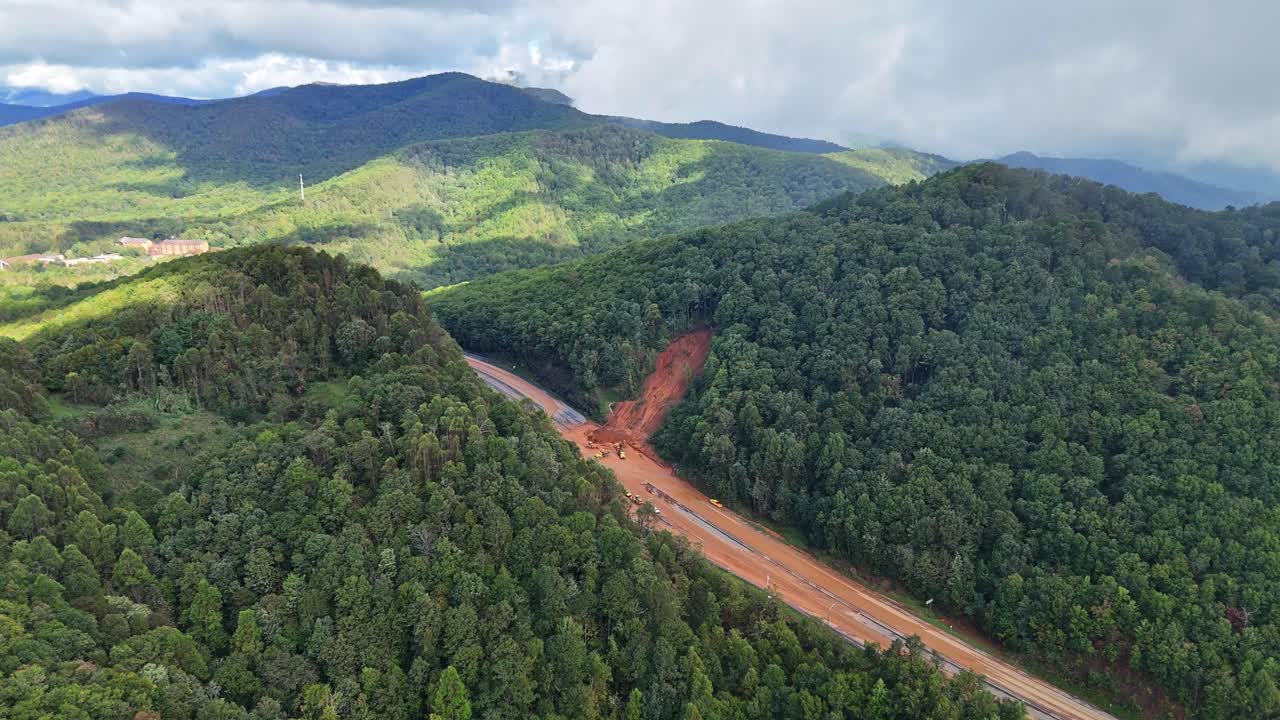 оползень на шоссе - повреждение склона горы