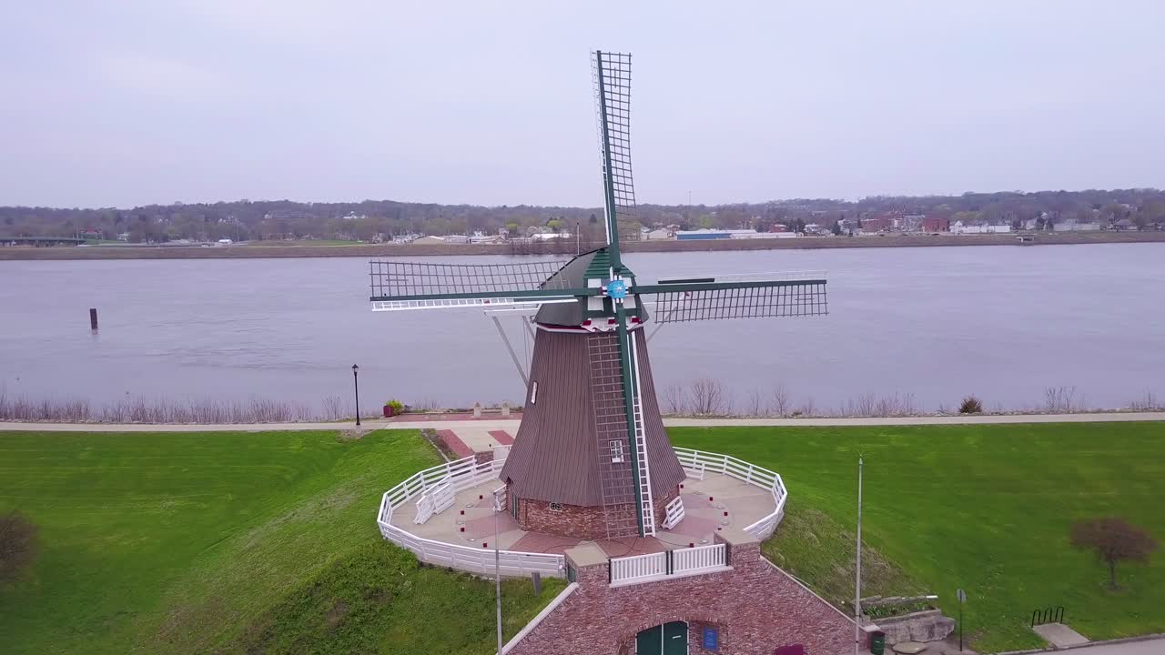 аэрофотосъемка голландской ветряной мельницы в фултоне, штат иллинойс, вдоль реки миссисипи
