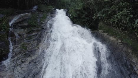 drone moviéndose lateralmente, de izquierda a derecha, cerca de una cascada