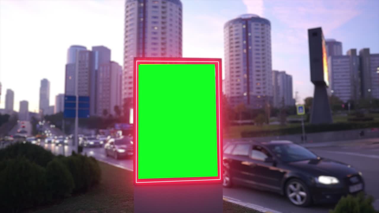 Cartellone pubblicitario a schermo verde in un contesto urbano. Pannello pubblicitario vuoto, banner per il marketing. Insegna vuota chroma key
