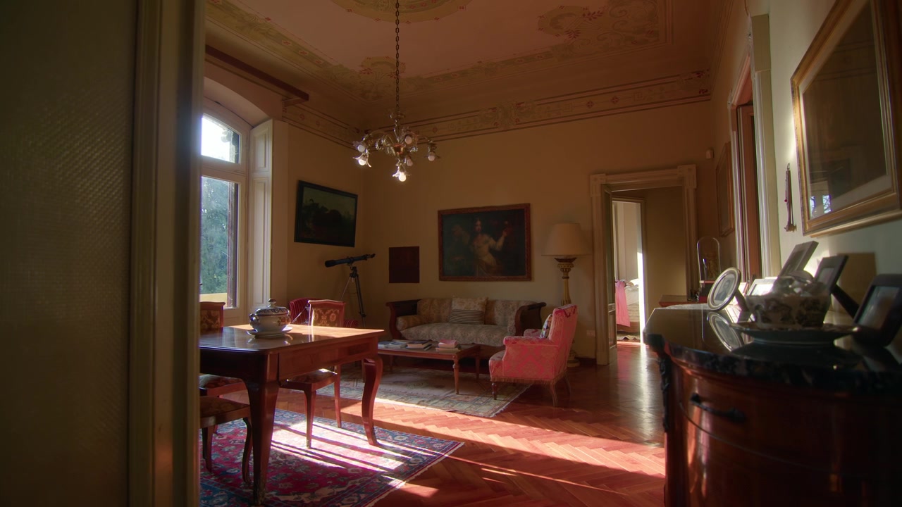 Inzoomend shot van woonkamer villa, gezellige herfstsfeer, Italië