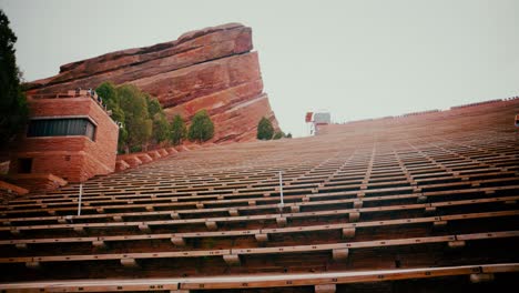 Aufnahme-Im-Red-Rocks-Amphitheater,-Das-über-Den-Riesigen,-Leeren-Veranstaltungsort-Schwenkt