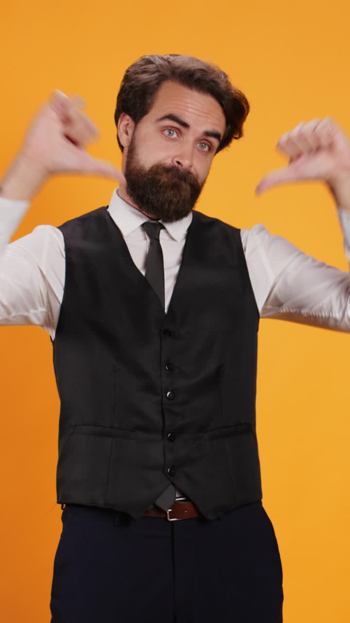 Dikey video: Restoran çalışanı başparmağı aşağı doğru çeviriyor