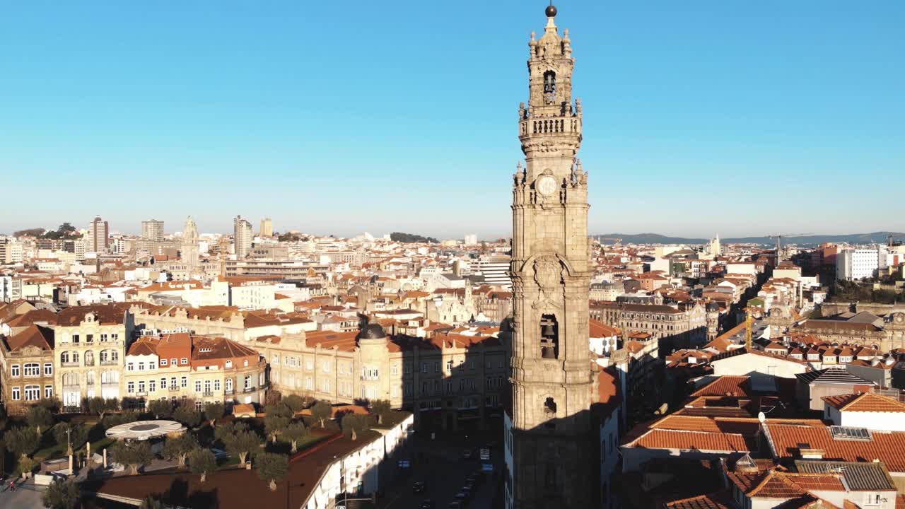 4K droneoptagelser fra luften af det ikoniske Clérigos-tårn i kystbyen Porto i det nordvestlige Portugal.