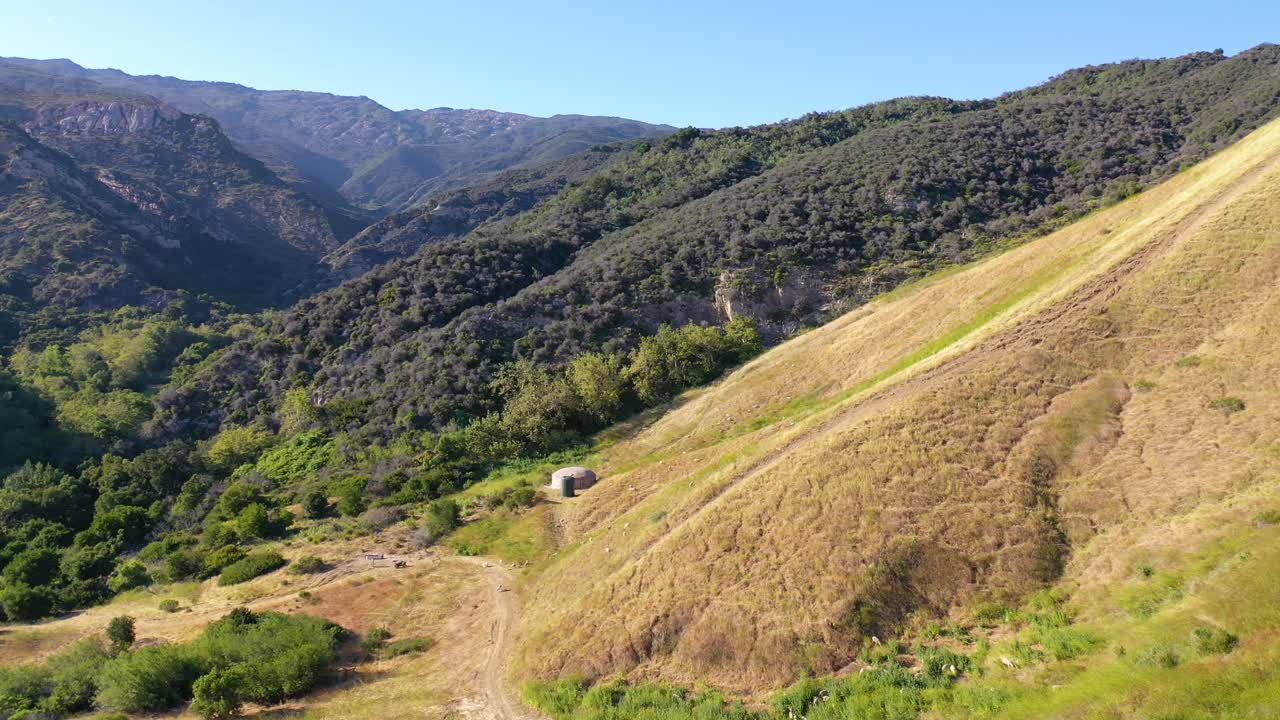 hermosa antena de un cañón remoto y deshabitado en las montañas de santa ynez con ovejas pastando a lo largo de la costa central de california
