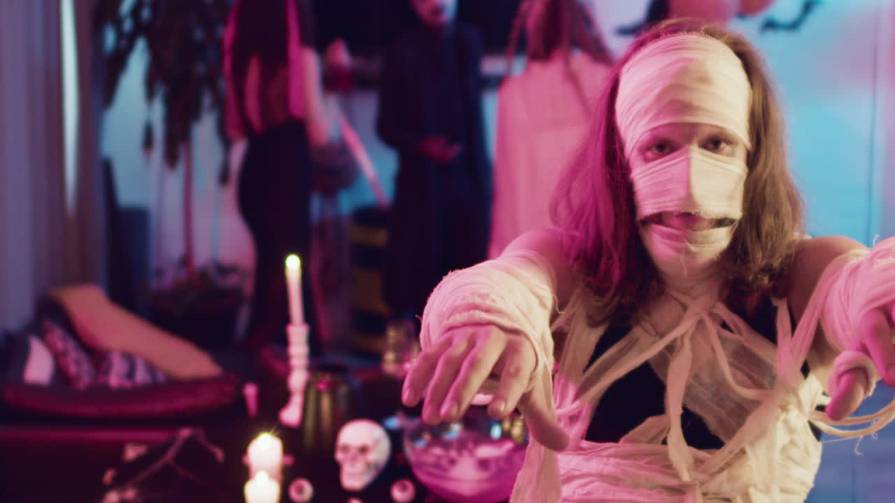 할로윈 파티에 있는 남자