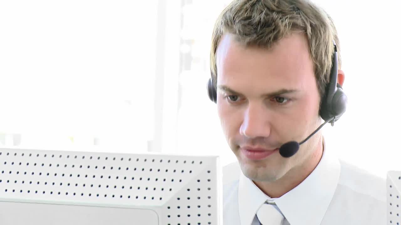 hombre de negocios serio trabajando con auriculares