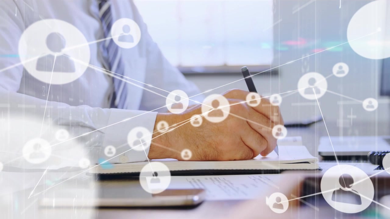 Empresário Escrevendo em Caderno com Sobreposição de Rede Digital