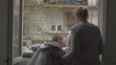 familia en cuarentena aplaudiendo a los médicos durante la pandemia de covid-19