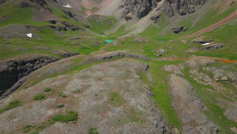 Luftdrohne,-Filmischer-Zoom,-Schließen,-Eis,-Seebecken,-Wanderweg,-Wanderung,-Silverton-Insel,-Lake-Ouray,-Roter-Gebirgspass,-Colorado,-Verträumt,-Himmlische-Szene-Mit-Felsigen-Bergen,-Sommerschnee,-Schmelzende-Felsige-Gipfel,-Vorwärts-Offenbaren