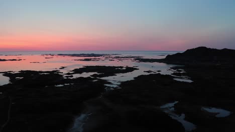 Luftaufnahme-Der-Lofoten-Landschaft-In-Norwegen-Während-Des-Sonnenuntergangs-Zur-Blauen-Stunde