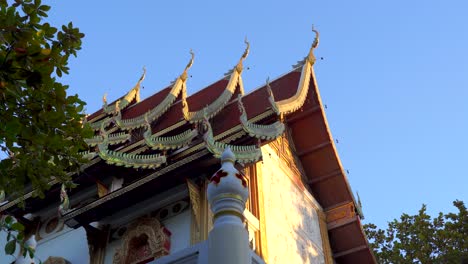 在日落時的藍天背景下, 泰國美麗的寺<unk>的慢慢滑動顯示