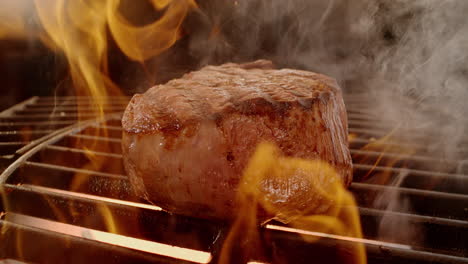 bistec a la parrilla en una barbacoa