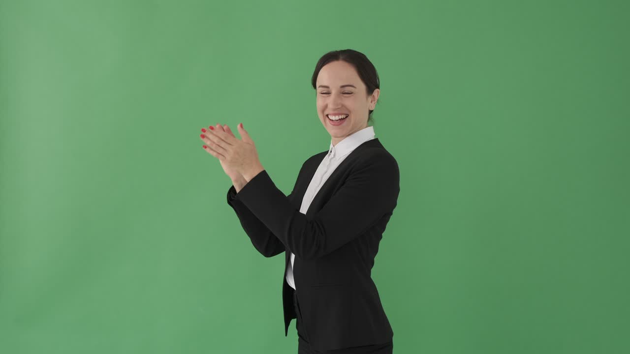 행복한 사업가 여성이 박수를 치고 있습니다.