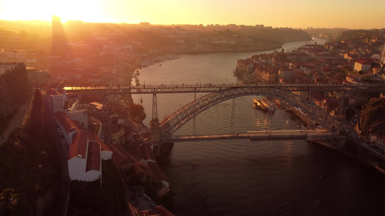 포르투 포르투갈의 역사적인 유럽 도시 경관 위의 공중 전망은 리브 도우로 시내 해안가, 빛나는 일몰을 따라 이어집니다.