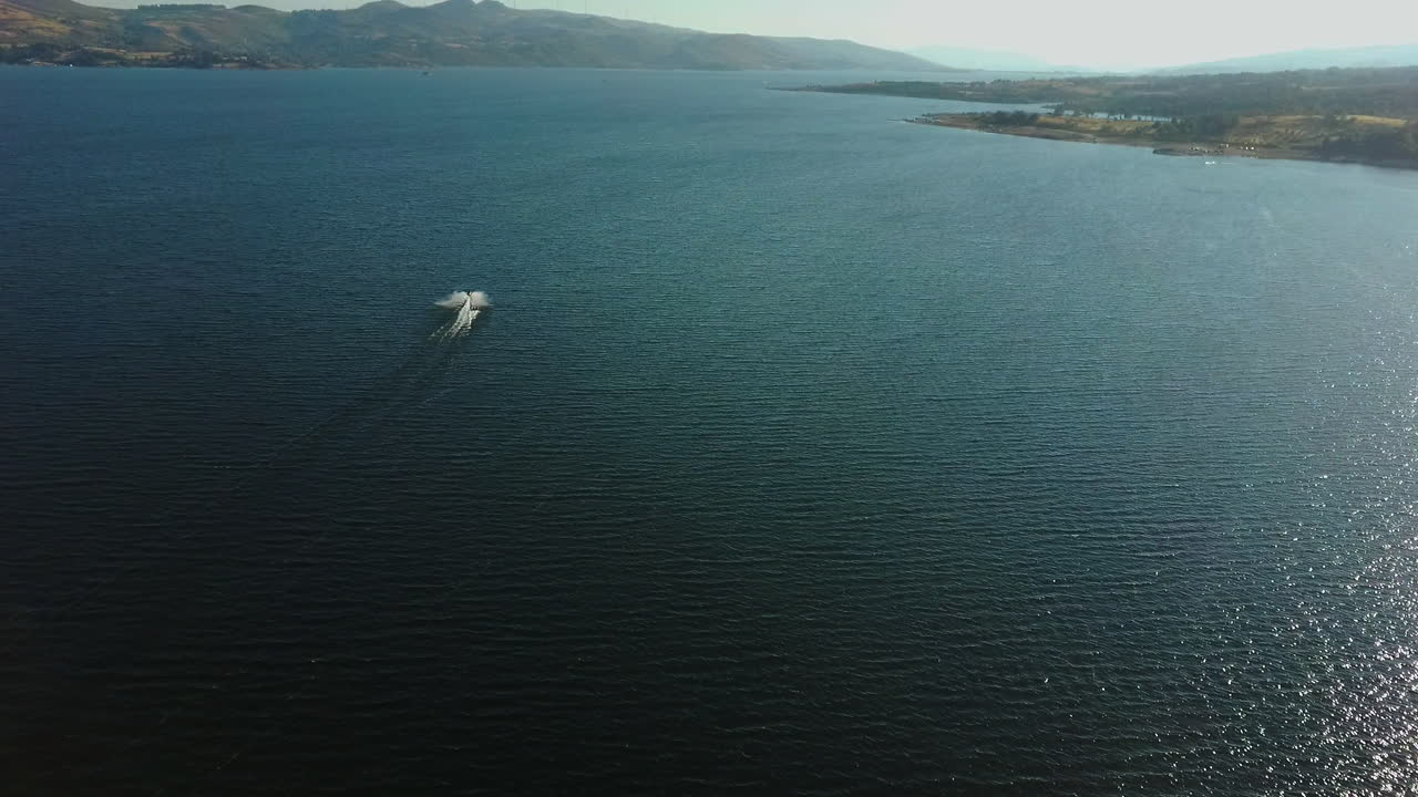 Barca nel fiume naturale di Montalegre durante le vacanze, Portogallo - Vista aerea con drone sopra l'acqua.