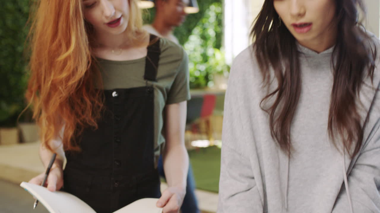 женщина, консультирующая или обучающая предпринимателей