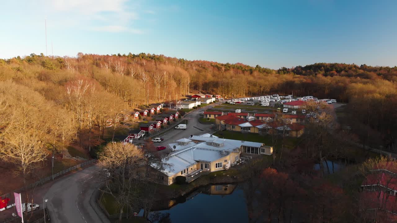 Luchtopnames van camping Lisebergsbyn, gelegen in Orgryte, Gotenburg, Zweden