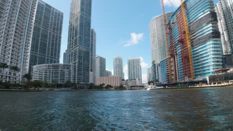 Vista-De-La-Ciudad-De-Miami-Desde-Un-Bote-Hinchable-Desde-Los-Canales