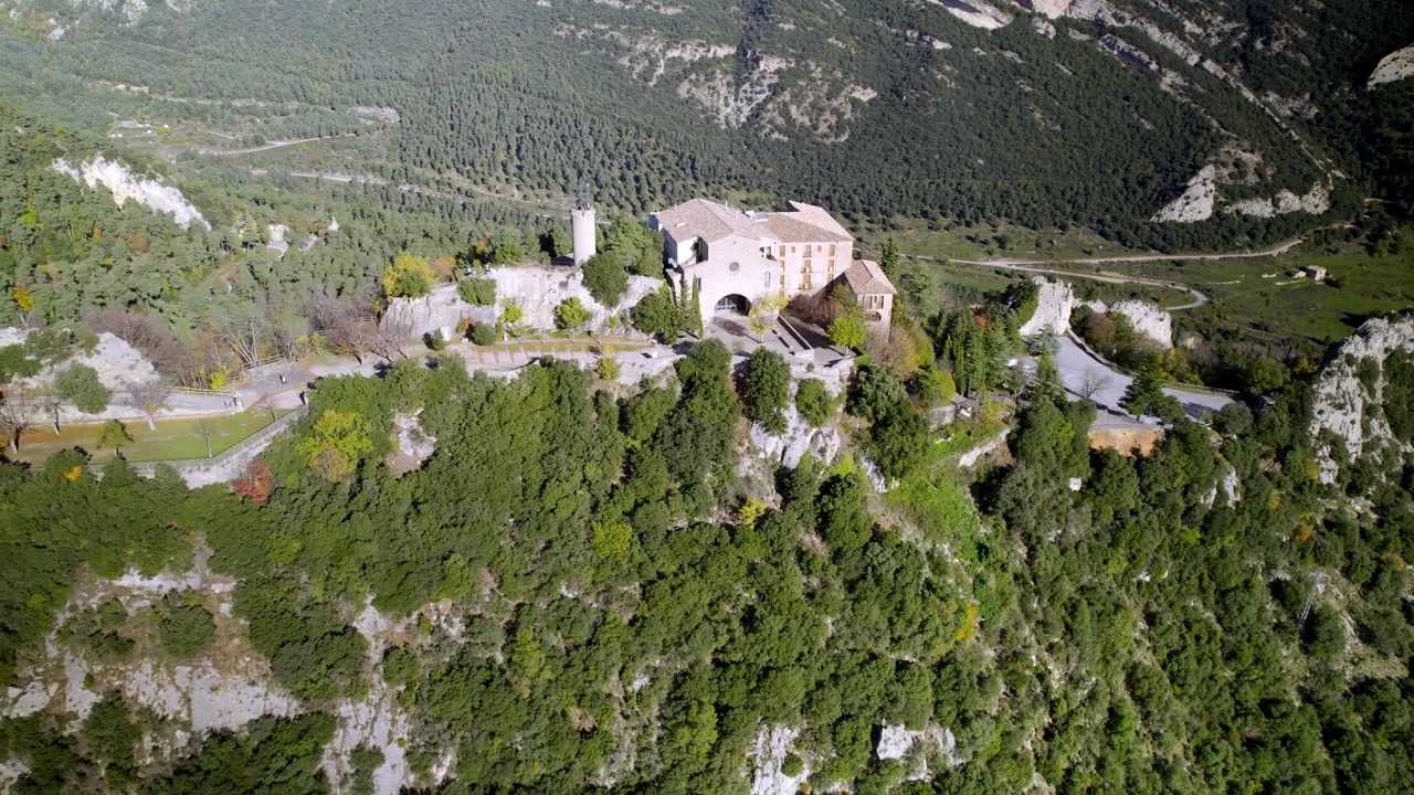 Viste aeree di un santuario con belle viste sulla cima di una montagna in Spagna