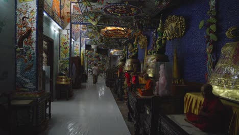 una mujer explorando la pagoda linh phuoc en da lat, vietnam