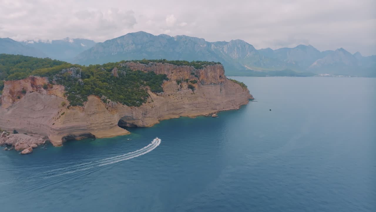 보트 를 타고 해안 절벽 의 풍경