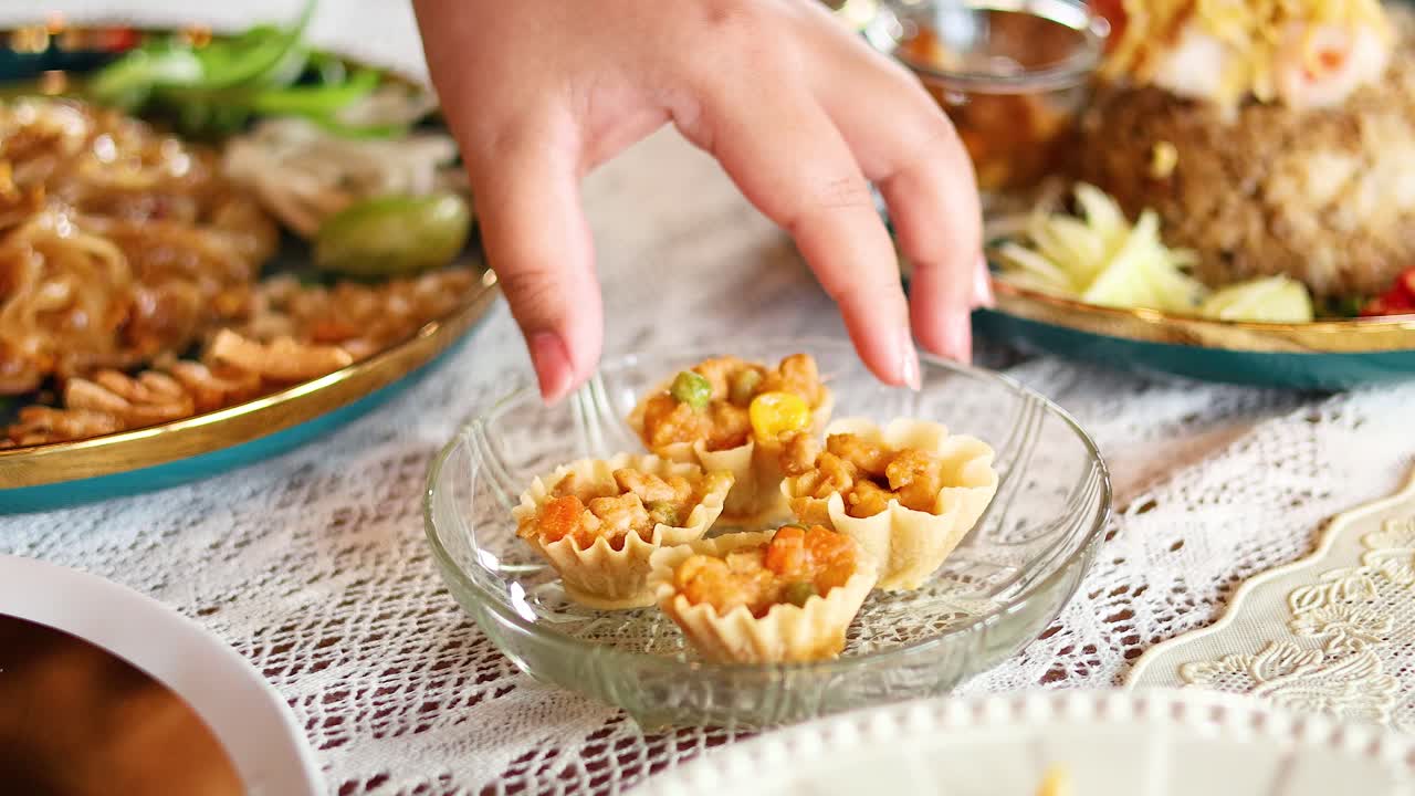 las manos alcanzando las deliciosas tartas tailandesas saladas