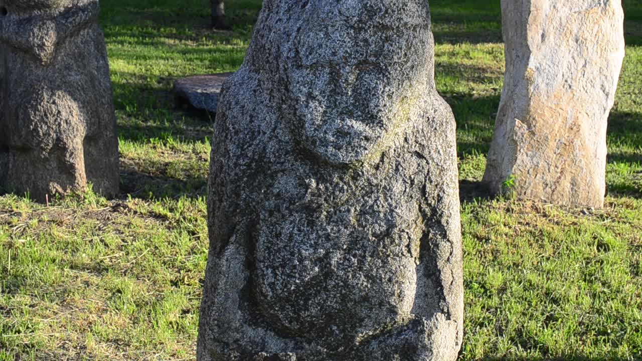 Statue di pietra polovziane. Ucraina. Realizzate tra il IX e il XIII secolo. Le sculture sono fatte di arenaria grigia