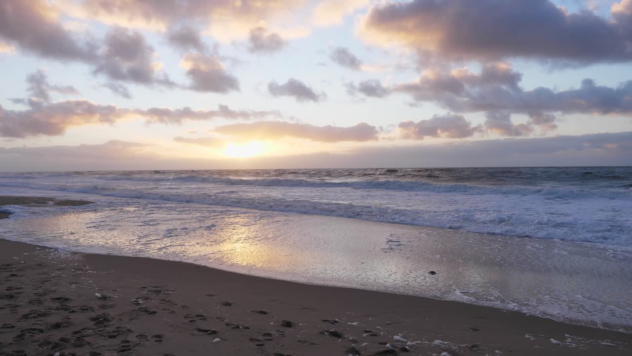 olas golpeando la playa de la isla sylt en alemania