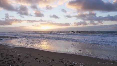 Wellen-Treffen-Auf-Den-Strand-Der-Insel-Sylt-In-Deutschland