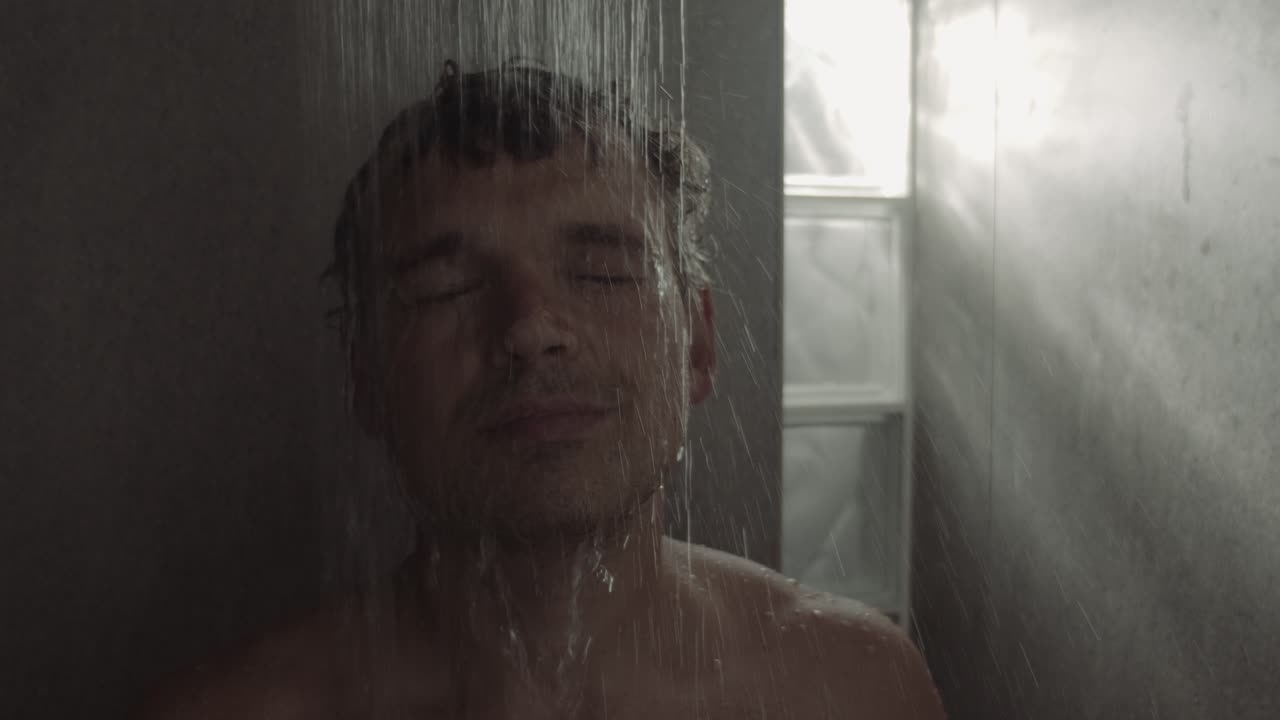 샤워 중인 백인 남자