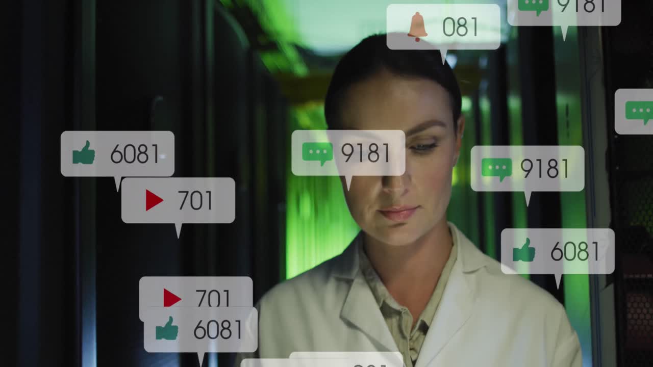 animación de iconos de las redes sociales sobre una ingeniera caucásica pensativa en la sala de servidores.