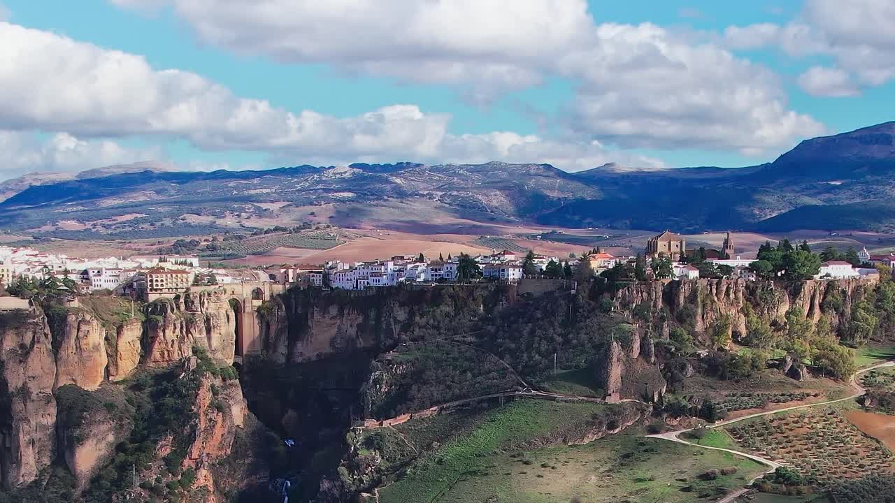 Wolken über den Klippen von Málaga mit Blick auf die Stadt und die Berge