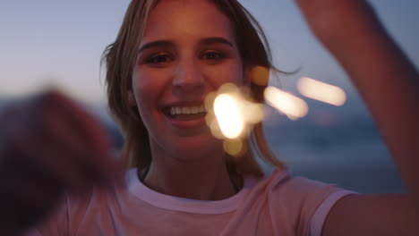 Schöne-Junge-Frau-Hält-Wunderkerzen-Verspielt-Am-Silvesterabend-Am-Strand