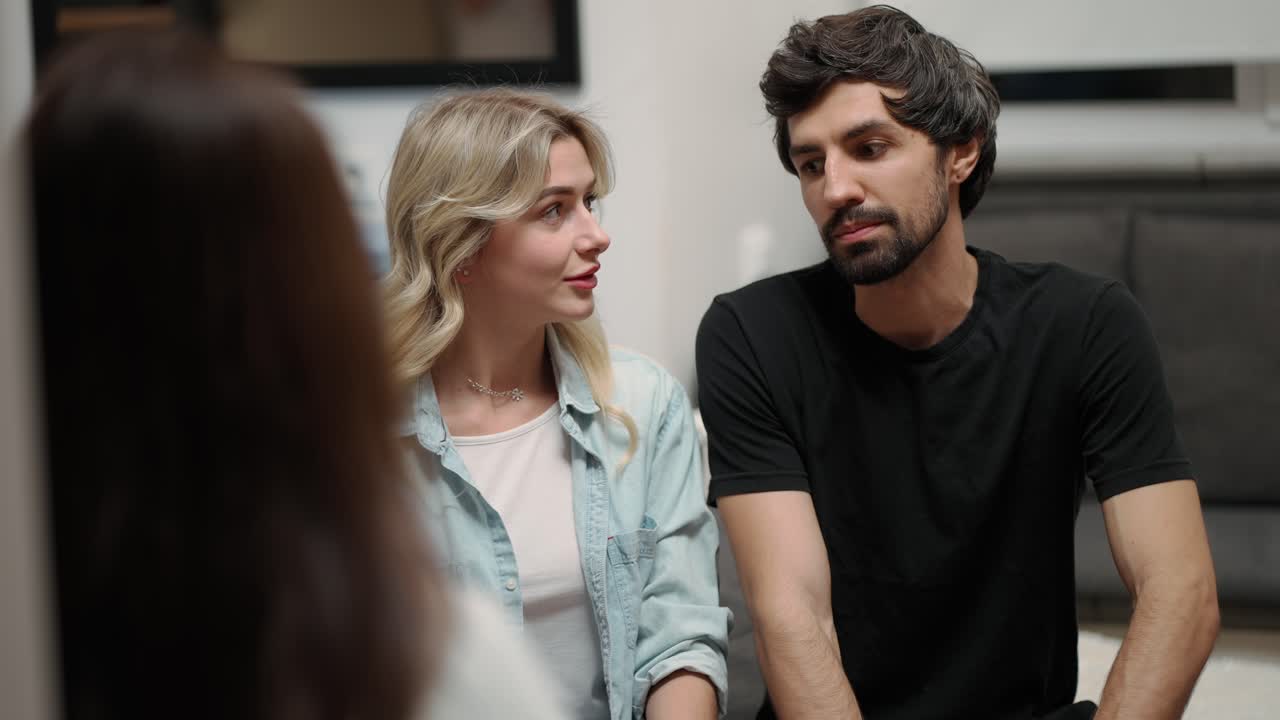 pareja visitando la oficina de un psicoterapeuta profesional, escuchando los consejos de un consejero matrimonial
