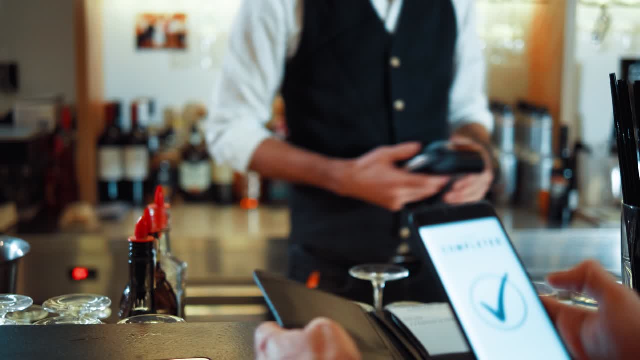 uso cercano de la aplicación de billetera electrónica móvil en la máquina de tarjetas de crédito en un bar. pago con cripto utilizando teléfono inteligente