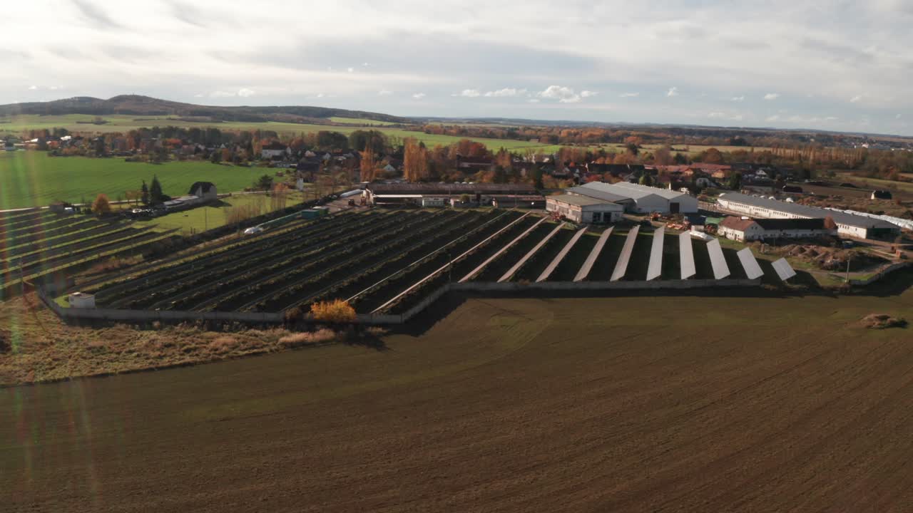 Luchtfoto van rijen zonnepanelen die ecologische en duurzame energie produceren.