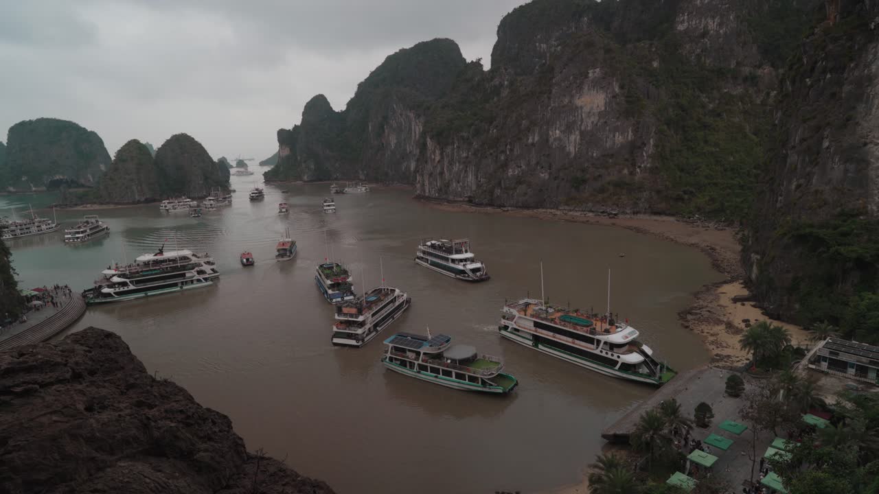 Khung cảnh đẹp của du thuyền và núi đá vôi tại Vịnh Hạ Long, Việt Nam
