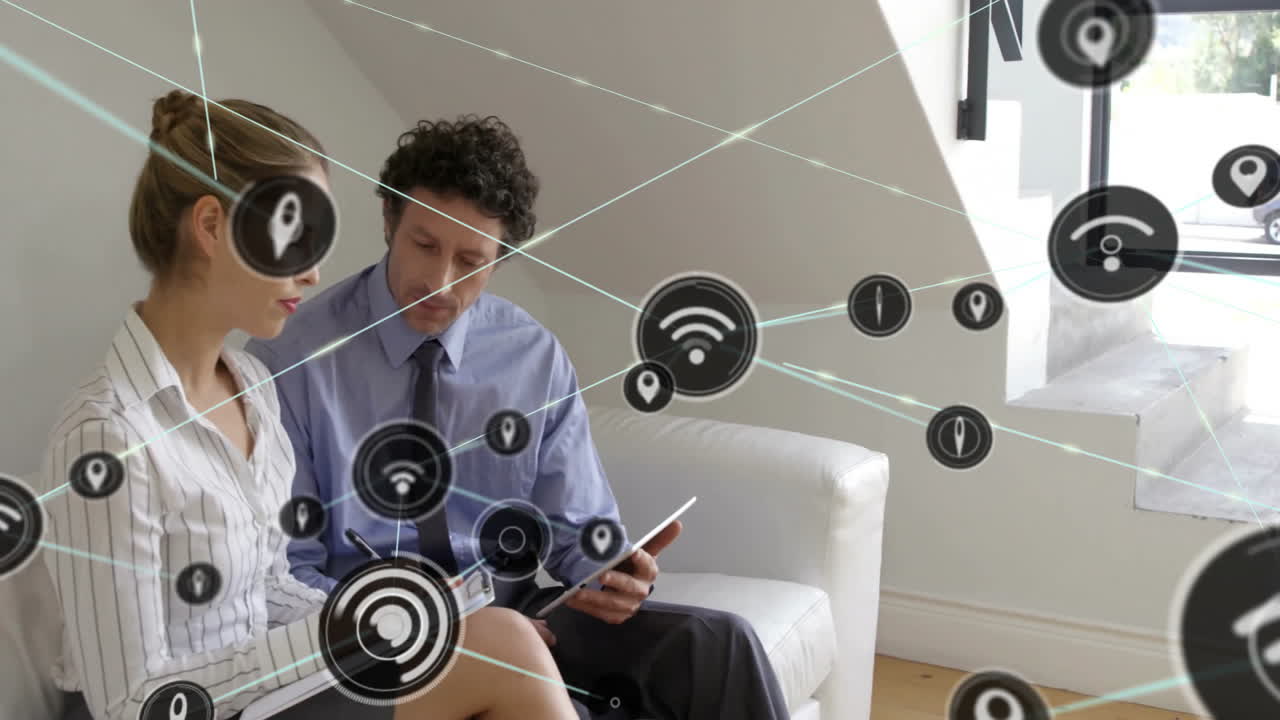 animación de la red de conexiones con iconos sobre diversos colegas que utilizan tableta