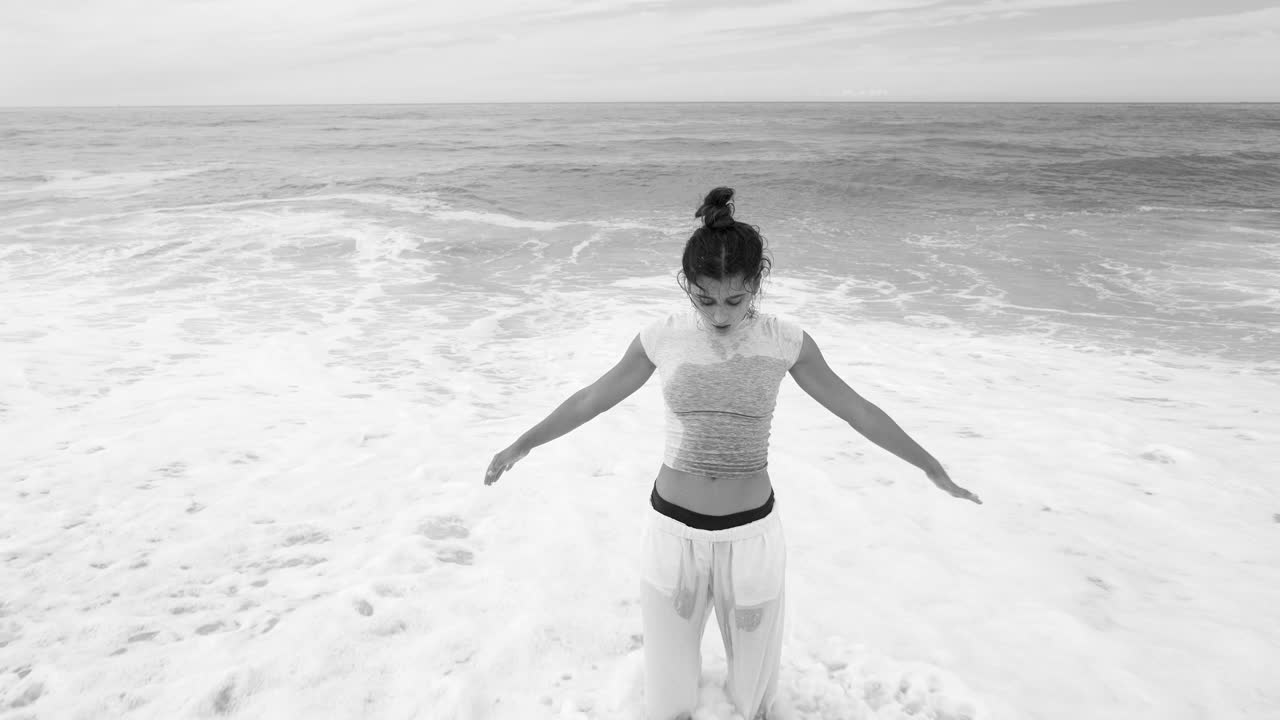 해변에서 요가하는 여자