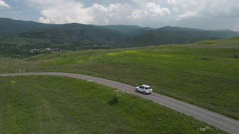 Coche-Blanco-Solitario-Que-Viaja-Por-Una-Carretera-Pavimentada-Fuera-Del-Distrito-De-Aspindza-En-Georgia