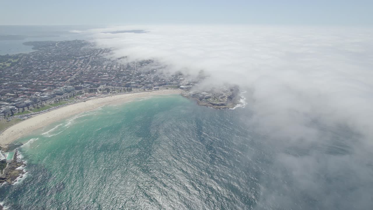 호주의 시드니 동부 교외의 본디 해변을 뒤 ⁇ 고 있는 특이한 바다 안개
